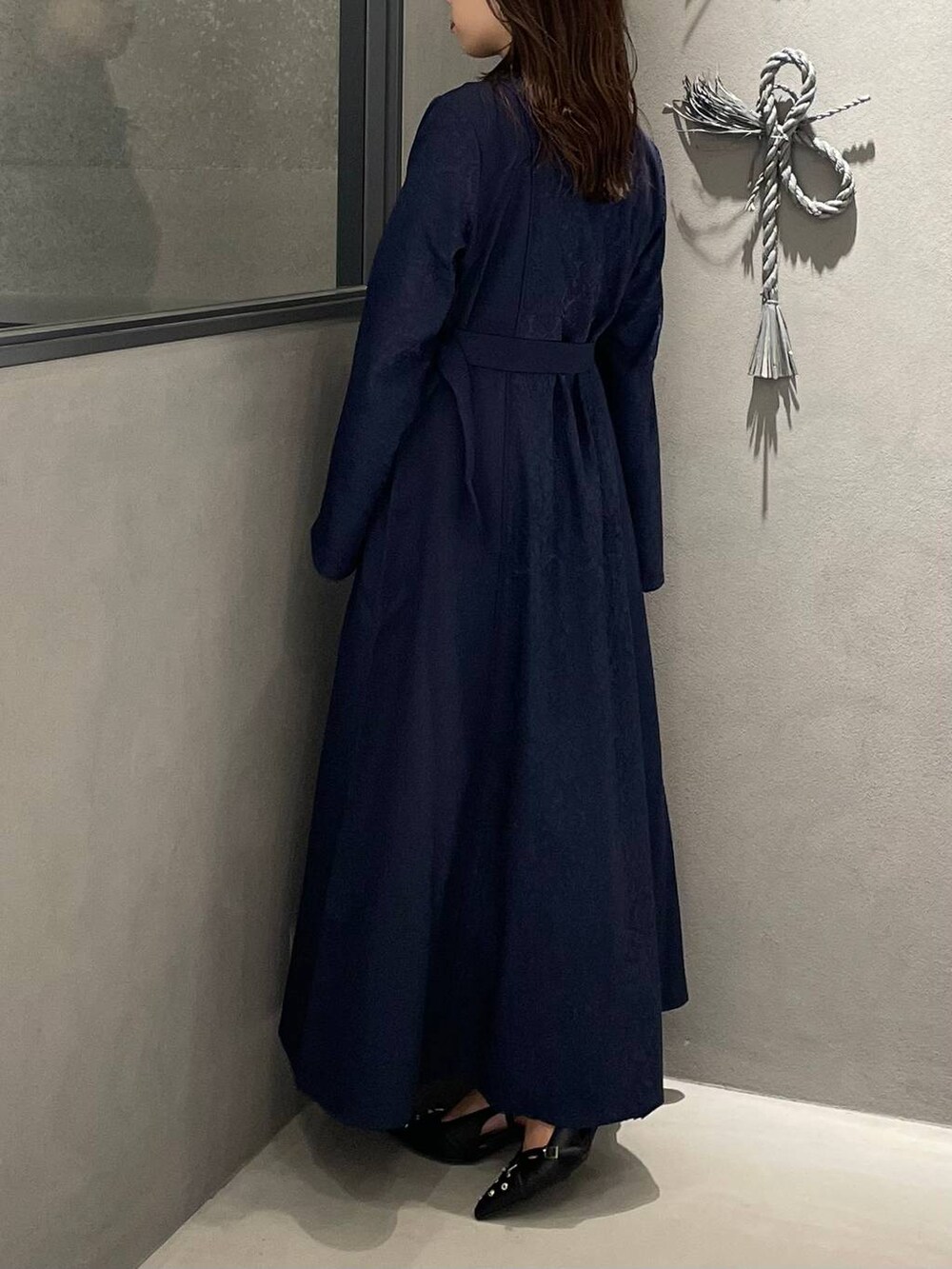 ブラック系のパンプス、ブルー系のワンピースを着用したレディースの夏コーディネートの3枚目の写真