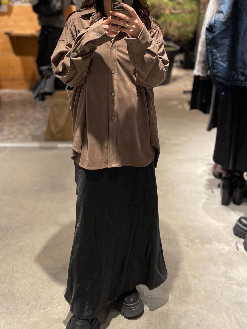 ブラック系のスカート、ブラウン系のシャツ/ブラウスを着用したレディースの秋コーディネートの3枚目の写真