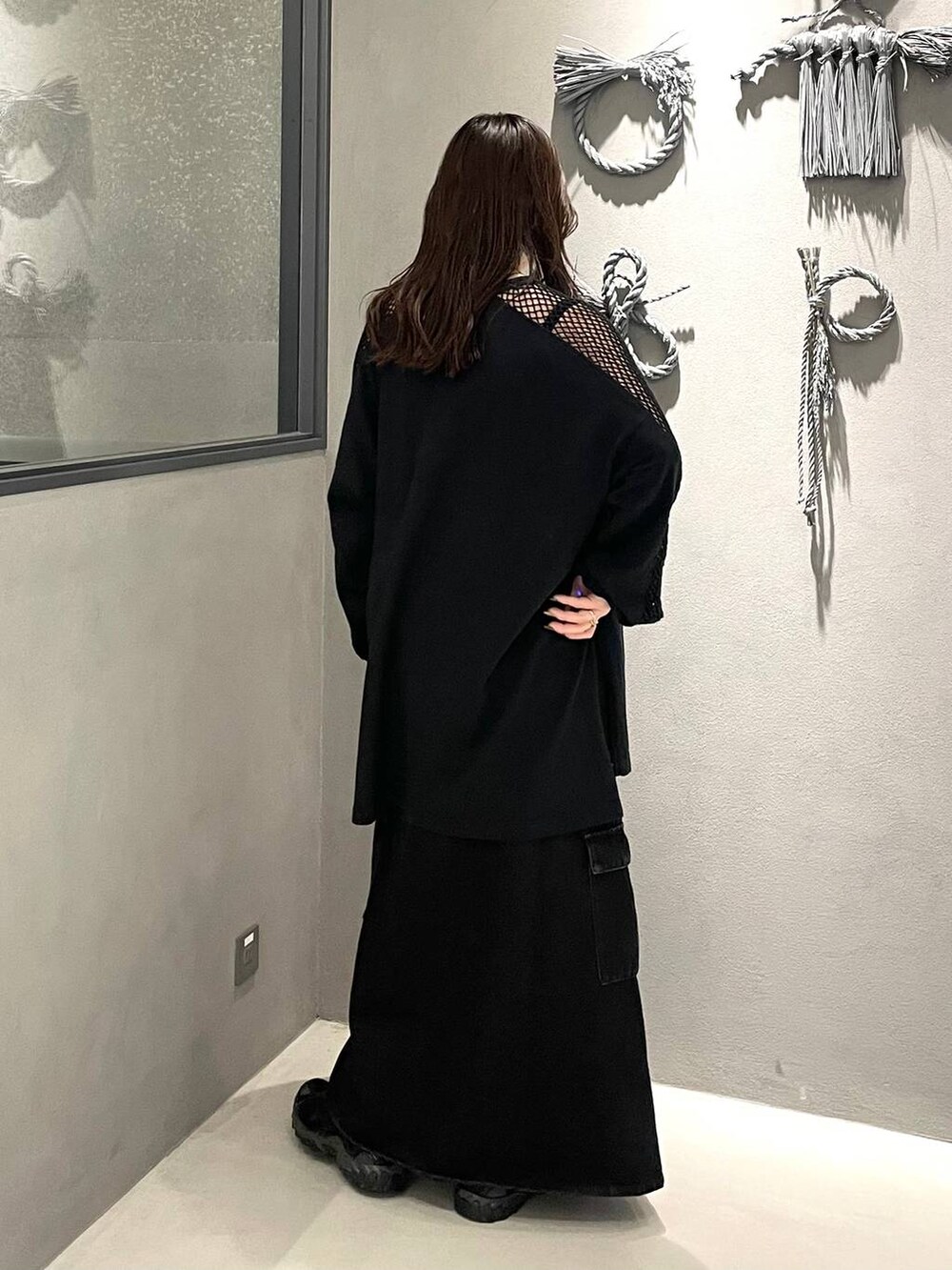 ブラック系のTシャツ/カットソー、ブラック系のデニムスカートを着用したレディースの春コーディネートの3枚目の写真