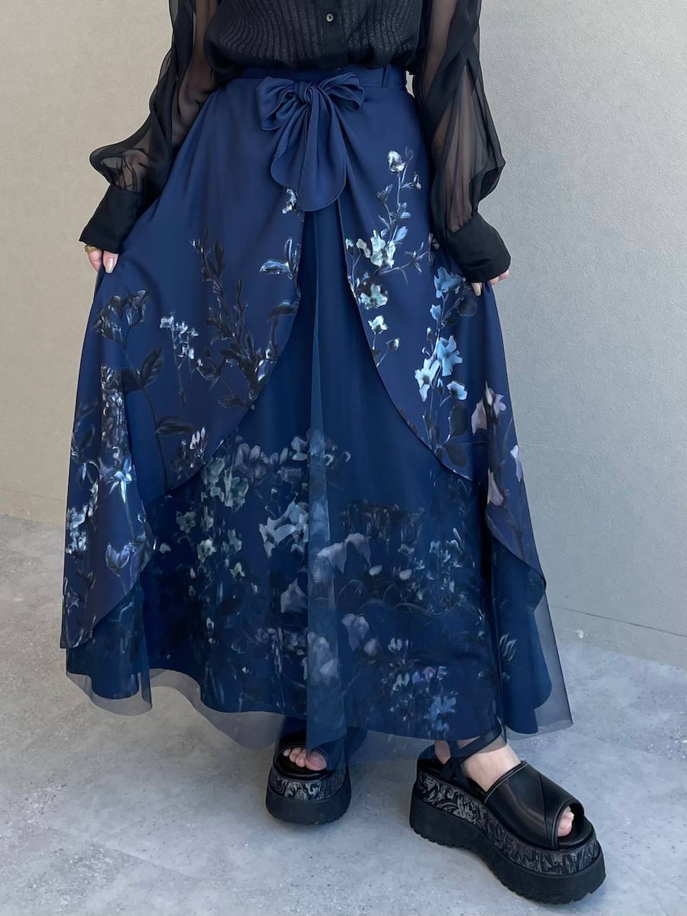 ブラック系のタンクトップ、ブルー系のスカート、ブラック系のシャツ/ブラウスを着用したレディースの春コーディネートの4枚目の写真