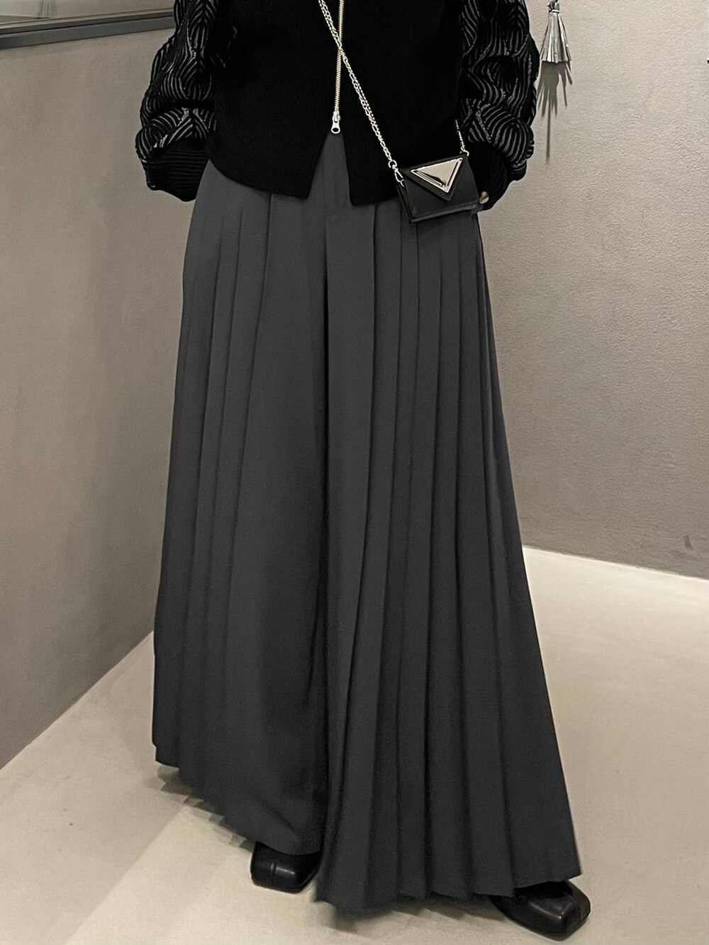 ブラック系のブーツ、グレー系のその他パンツ、ブラック系のカーディガン/ボレロを着用したレディースの秋コーディネートの5枚目の写真