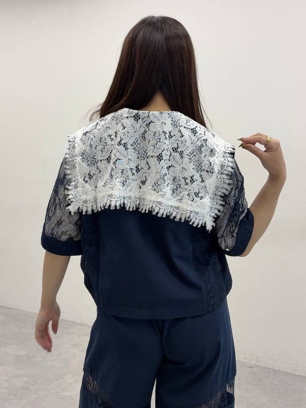 ホワイト系のシャツ/ブラウス、ブラック系のサンダル、グレー系のタンクトップを着用したレディースの夏コーディネートの6枚目の写真