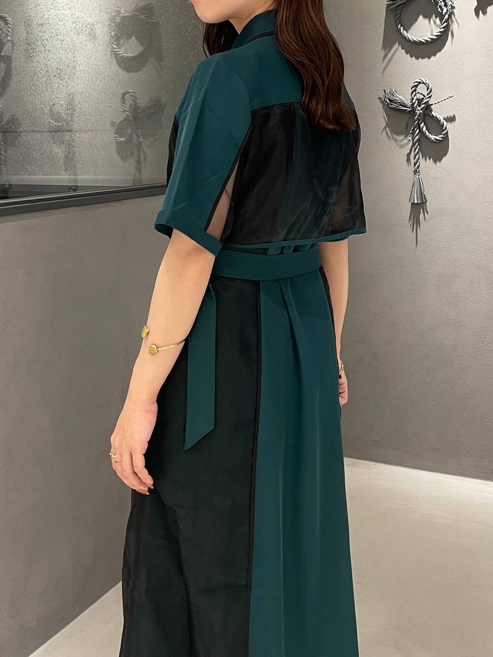 ブラック系のサンダル、グリーン系のワンピースを着用したレディースの夏コーディネートの5枚目の写真