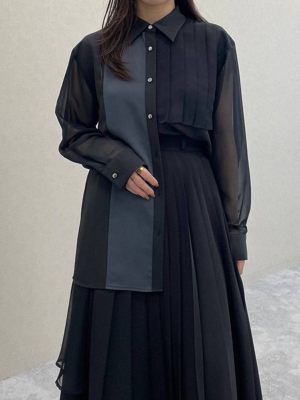 ブラック系のスカート、ブラック系のシャツ/ブラウス、ブラック系のサンダルを着用したレディースの春コーディネートの4枚目の写真