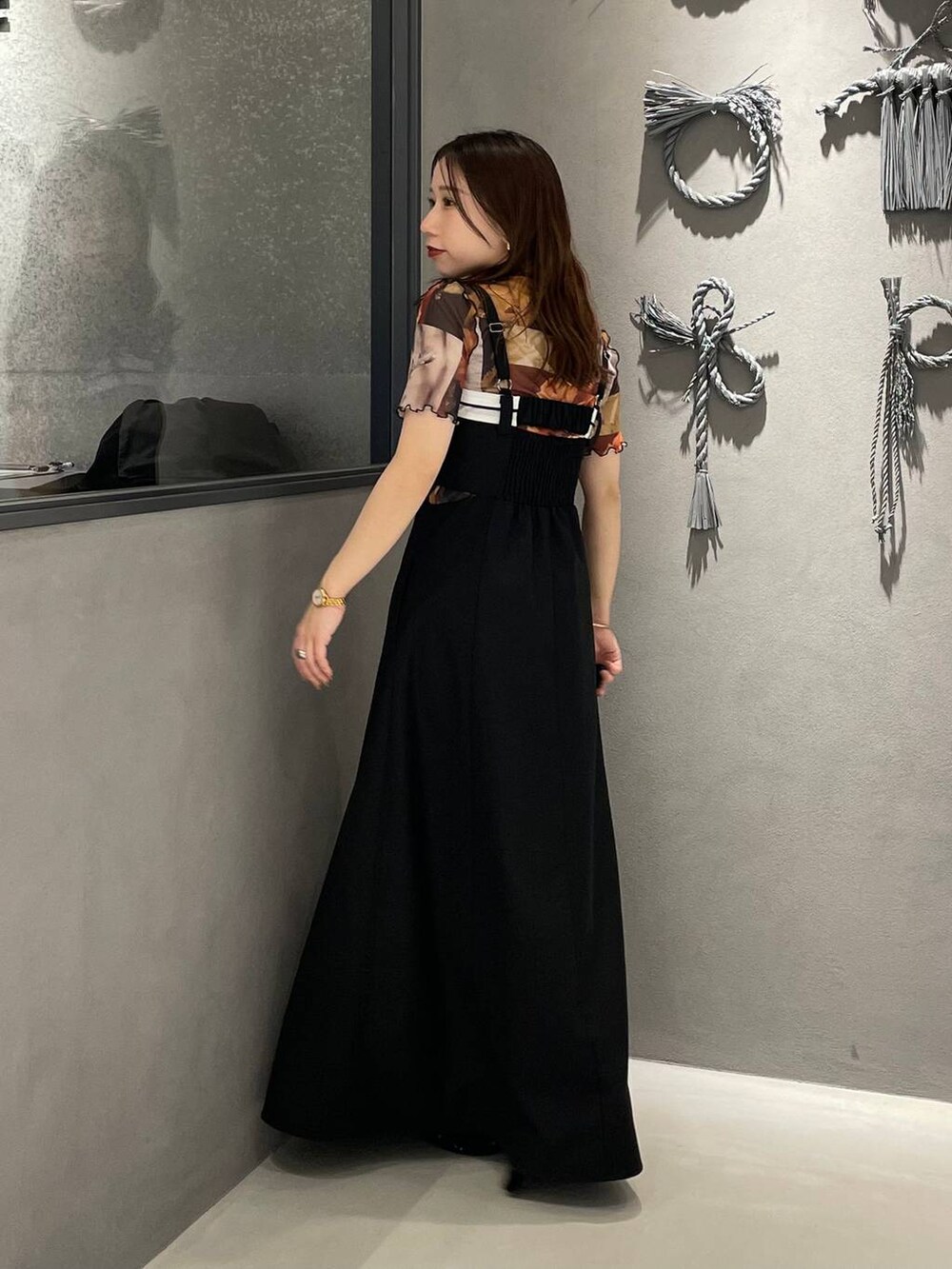 ブラック系のパンプス、ブラウン系のTシャツ/カットソー、ブラック系のワンピースを着用したレディースの春コーディネートの2枚目の写真