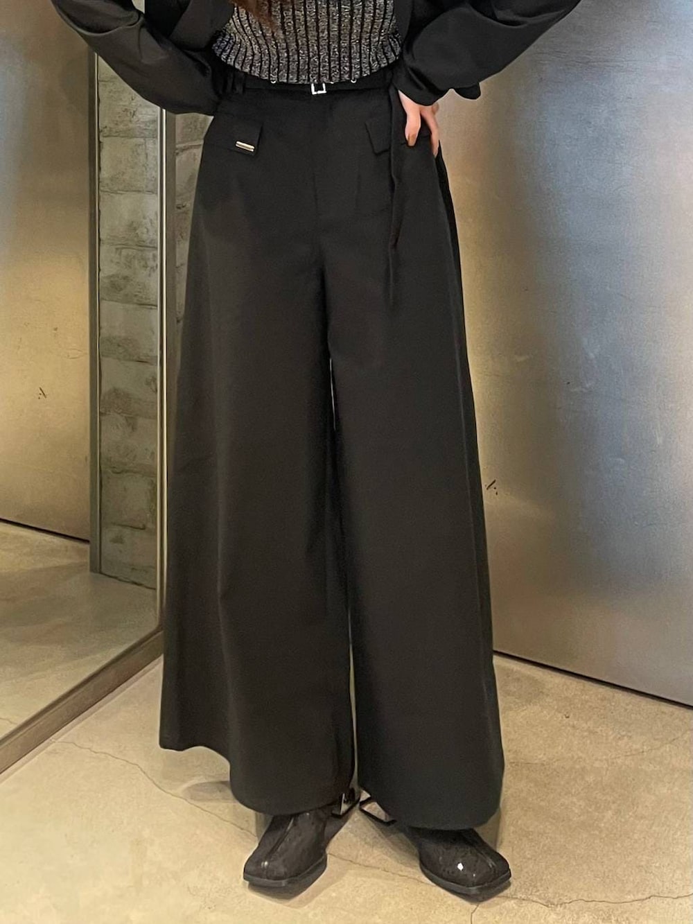 ブラック系のブーツ、ブラック系のタンクトップ、ブラック系のその他パンツを着用したレディースの春コーディネートの6枚目の写真