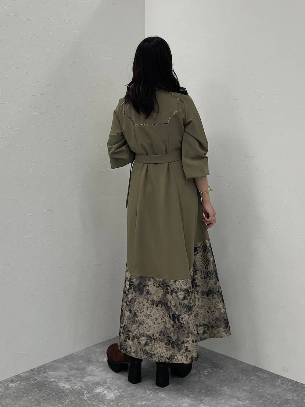 ブラウン系のブーツ、ベージュ系のワンピースを着用したレディースの夏コーディネートの3枚目の写真