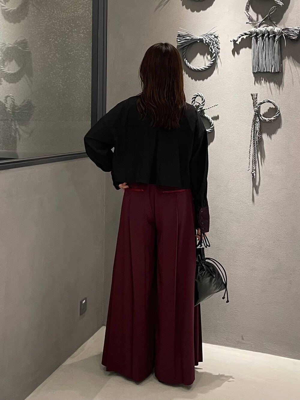 ブラック系のパンプス、ブラック系のショルダーバッグ、パープル系のシャツ/ブラウスを着用したレディースの夏コーディネートの3枚目の写真