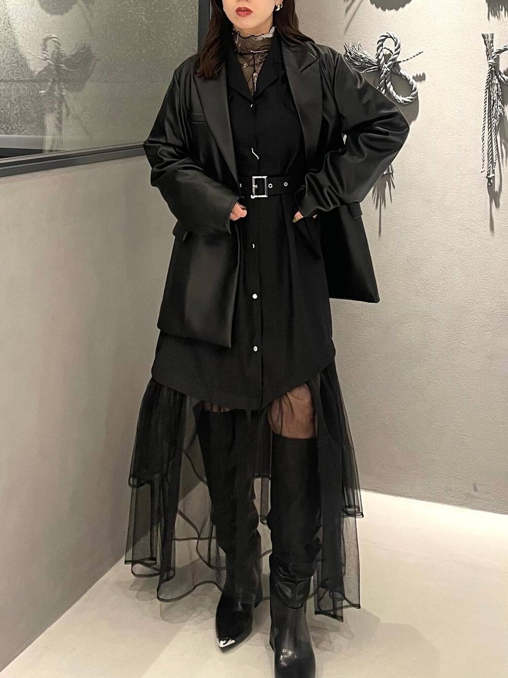 ブラック系のブーツ、ブラック系のテーラードジャケット、ブラック系のTシャツ/カットソーを着用したレディースの秋コーディネートの4枚目の写真