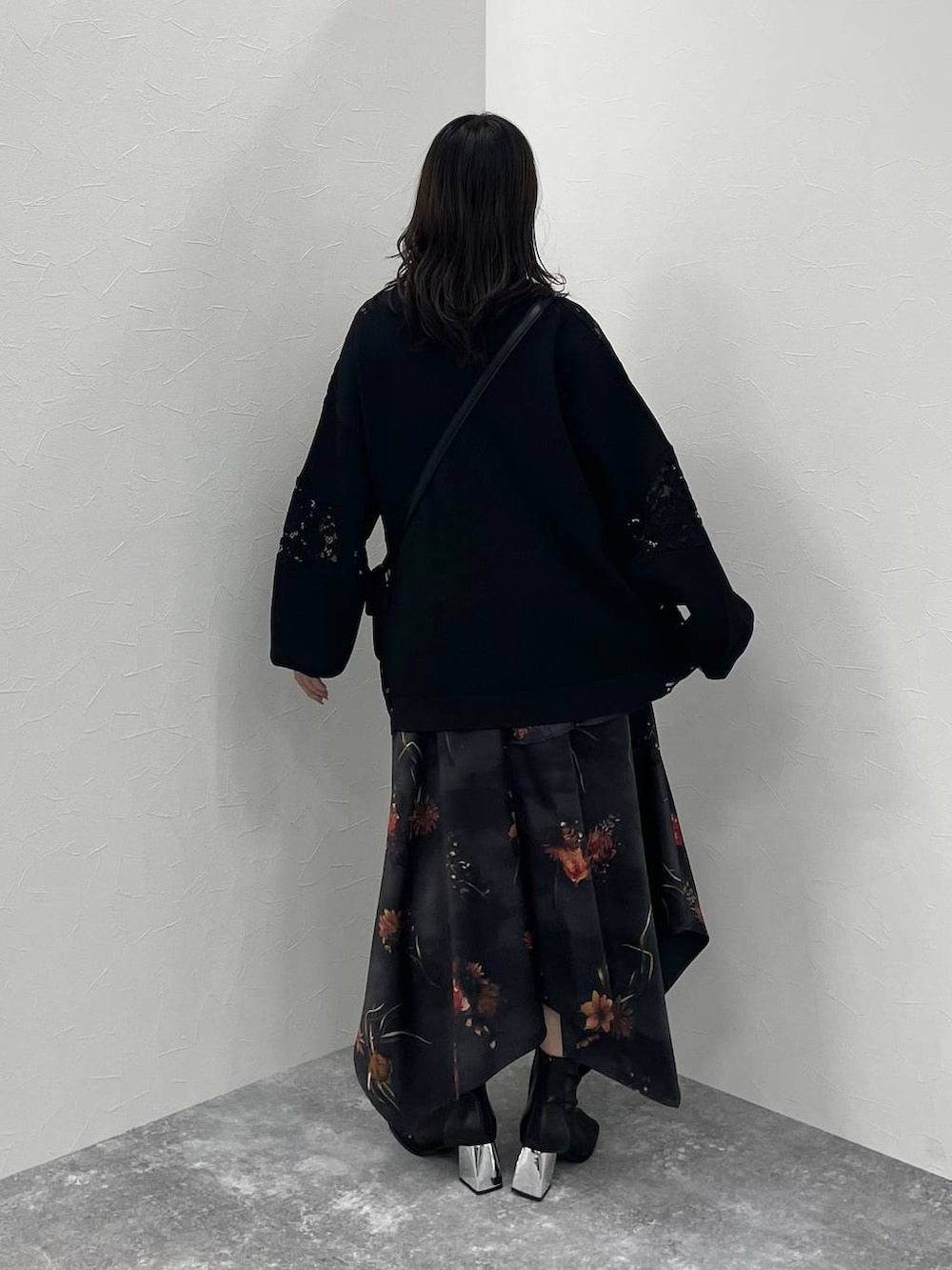 ブラック系のショルダーバッグ、ブラック系のカーディガン/ボレロ、ブラック系のブーツを着用したレディースの秋コーディネートの4枚目の写真