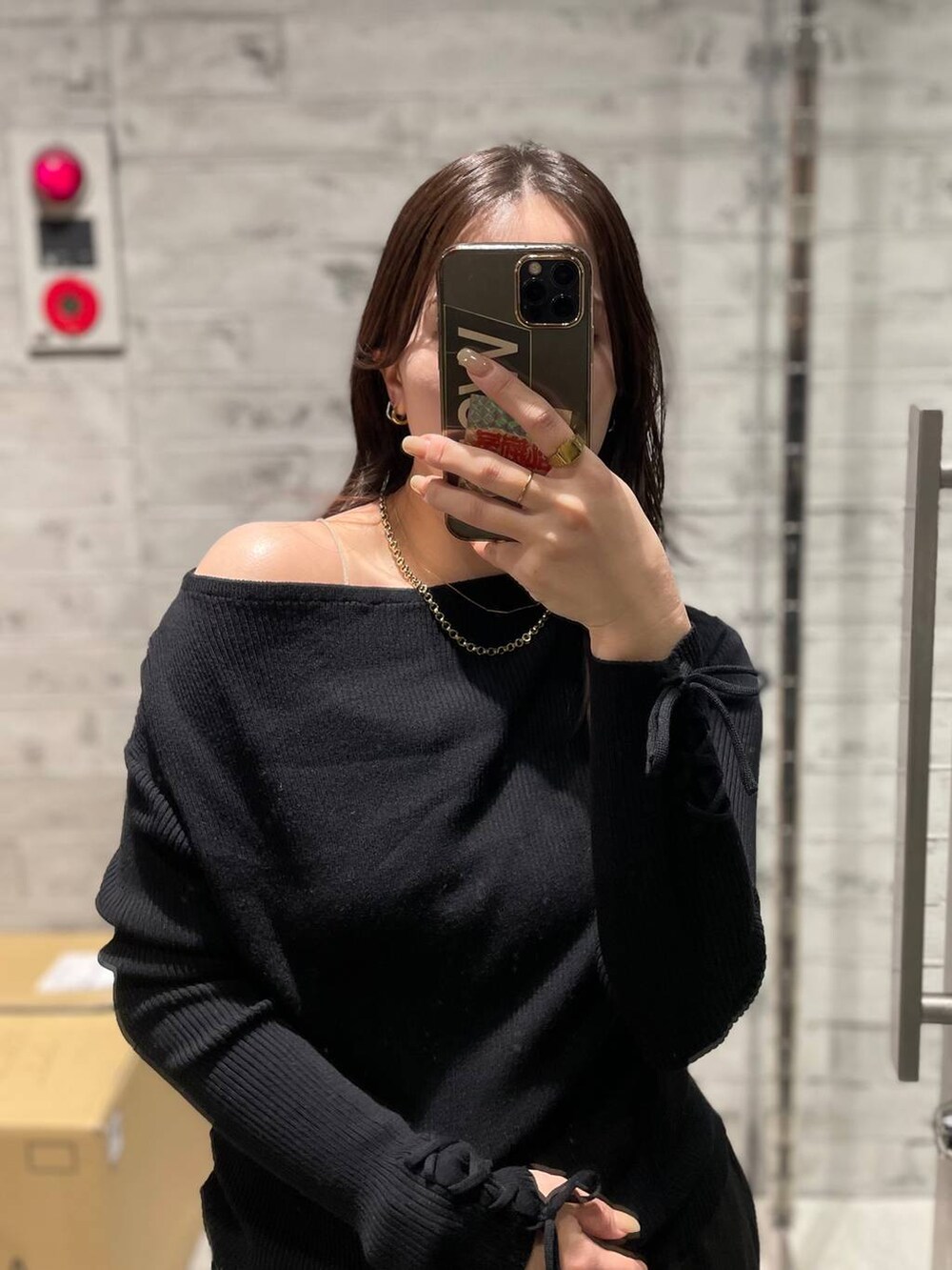 ブラック系のニット/セーターを着用したレディースの冬コーディネートの4枚目の写真