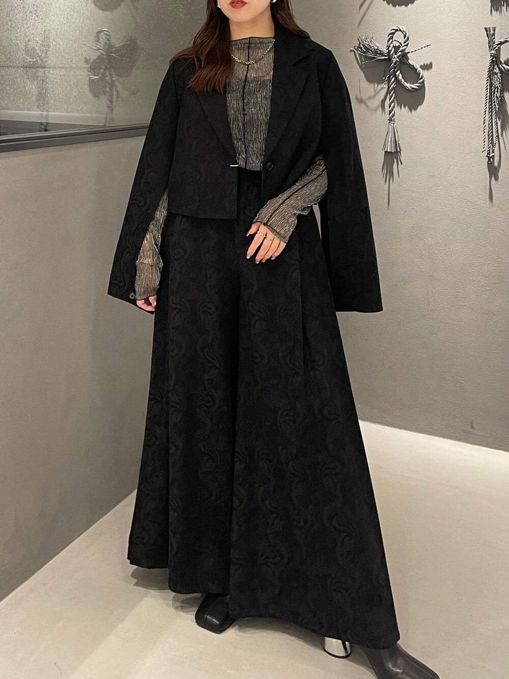 ブラック系のブーツ、ブラック系のテーラードジャケット、ブラック系のその他パンツを着用したレディースの秋コーディネートの4枚目の写真