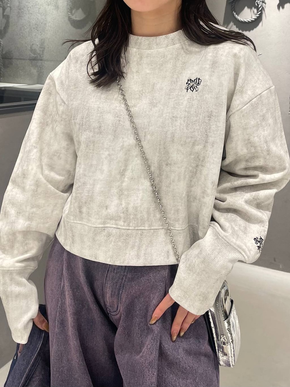 ホワイト系のスウェット、パープル系のデニムジャケット、パープル系のデニムパンツを着用したレディースの冬コーディネートの3枚目の写真