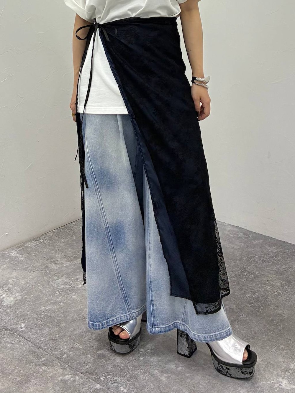 シルバー系のサンダル、ホワイト系のTシャツ/カットソー、ブルー系のデニムパンツを着用したレディースの春コーディネートの5枚目の写真