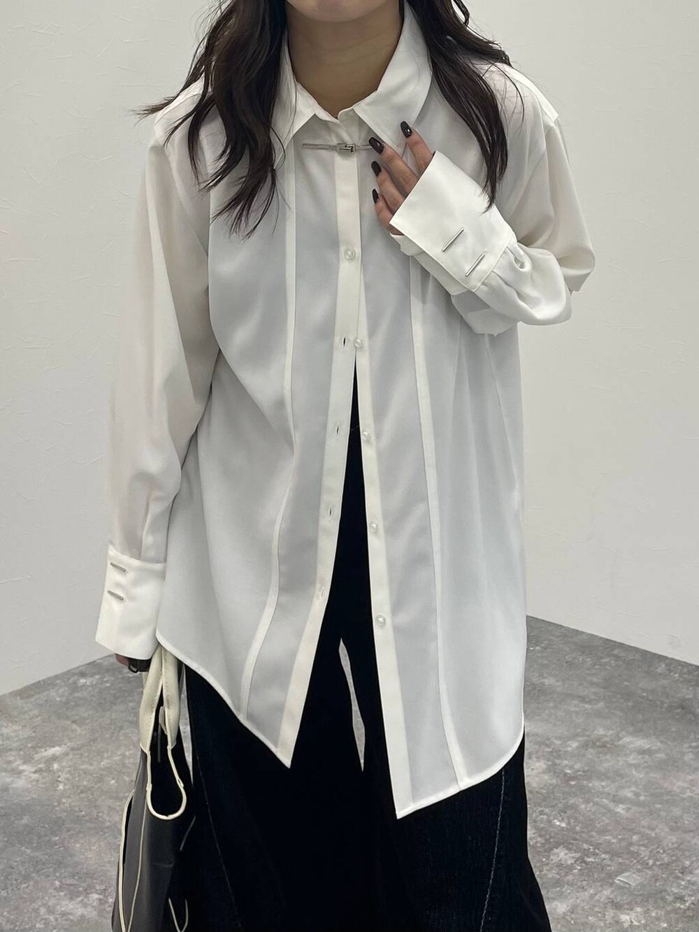 ブラック系のブーツ、ブラック系のショルダーバッグ、ホワイト系のシャツ/ブラウスを着用したレディースの秋コーディネートの5枚目の写真