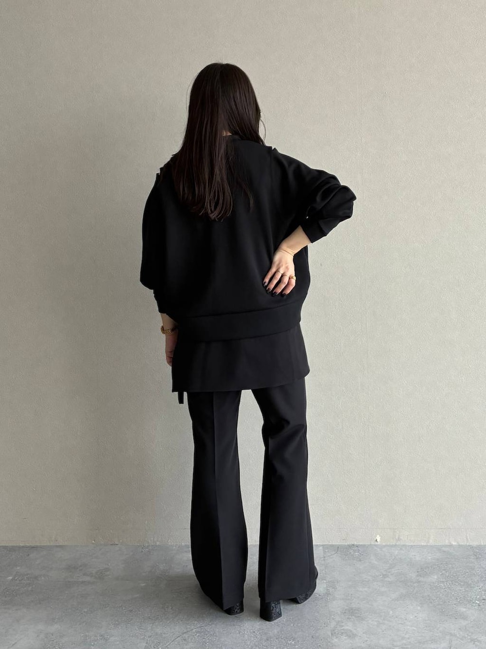 ブラック系のブーツ、ブラック系のその他パンツ、ブラック系のスウェットを着用したレディースの秋コーディネートの3枚目の写真