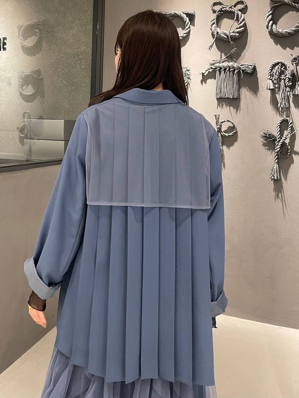 ブラック系のブーツ、グリーン系のTシャツ/カットソー、ブルー系のテーラードジャケットを着用したレディースの冬コーディネートの6枚目の写真
