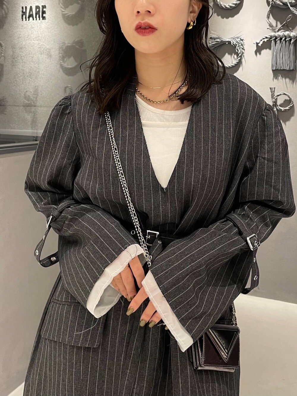 ホワイト系のタンクトップ、グレー系のワンピース、ブラック系のブーツを着用したレディースの秋コーディネートの4枚目の写真