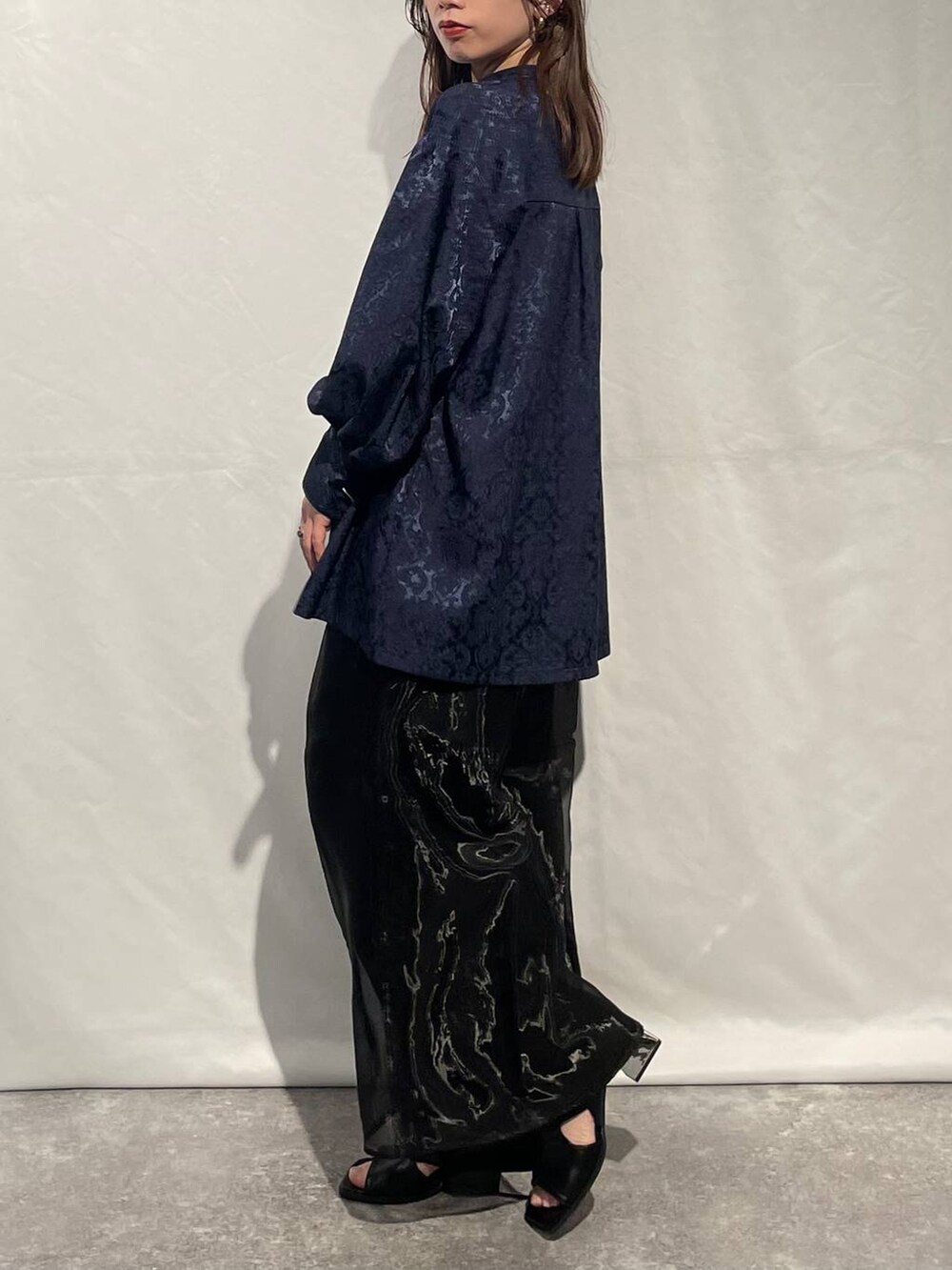 ブラック系のその他パンツ、ブラック系のサンダル、ブルー系のシャツ/ブラウスを着用したレディースの春コーディネートの3枚目の写真