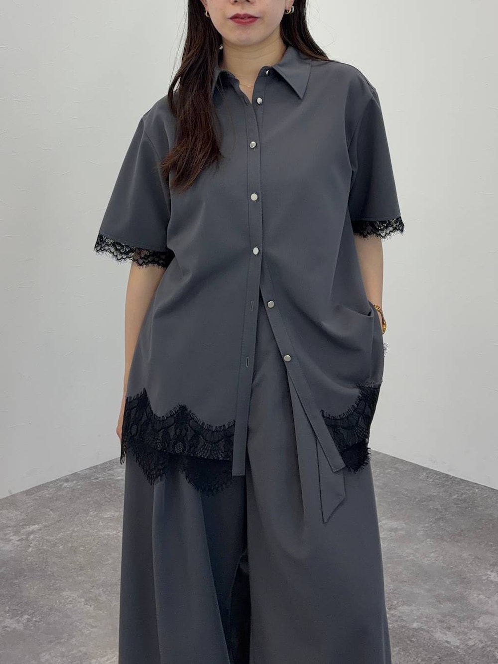 ブラック系のサンダル、グレー系のシャツ/ブラウス、グレー系のその他パンツを着用したレディースの春コーディネートの4枚目の写真