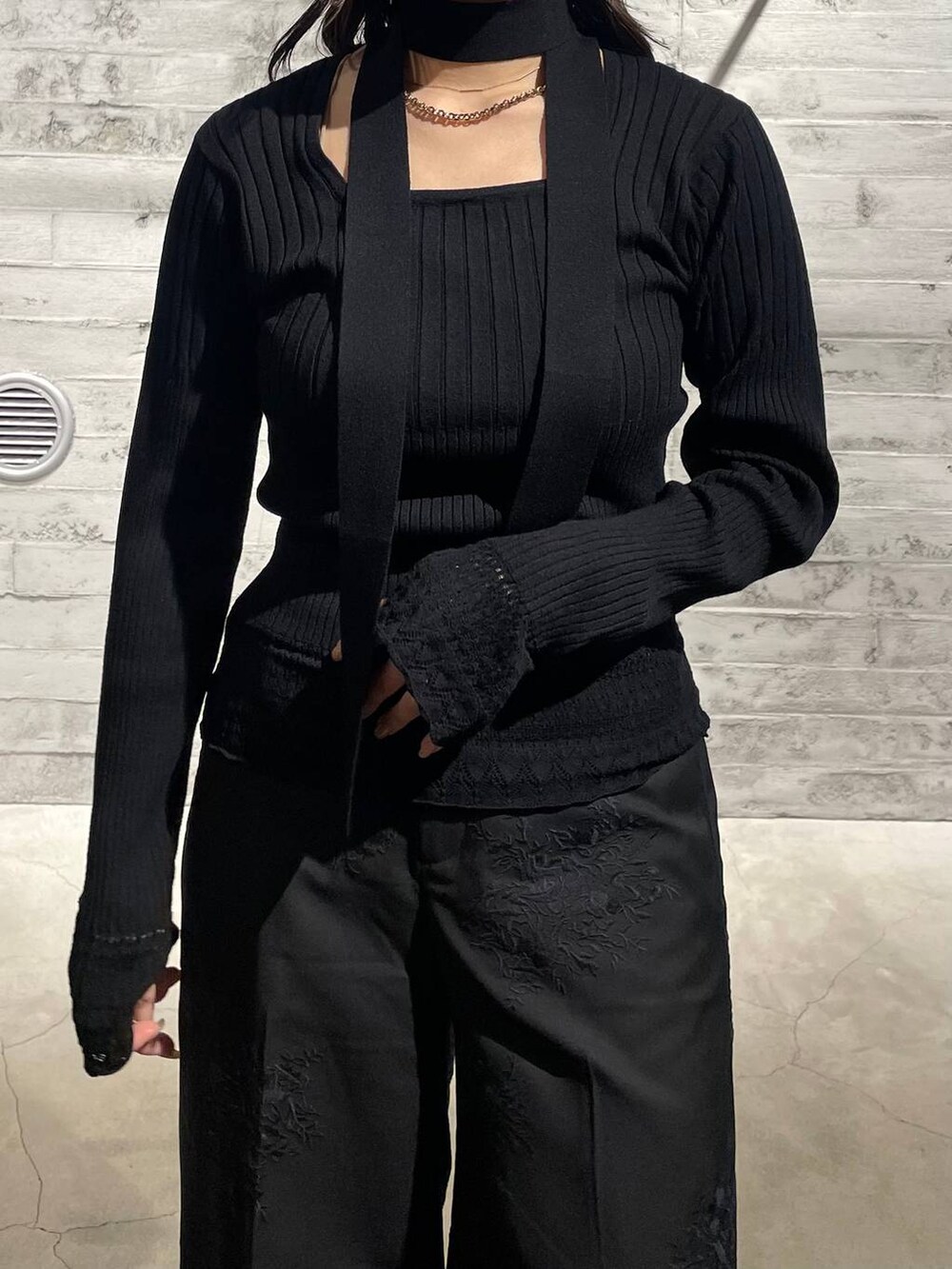 ブラック系のブーツ、グレー系のショルダーバッグ、ブラック系のニット/セーターを着用したレディースの冬コーディネートの4枚目の写真