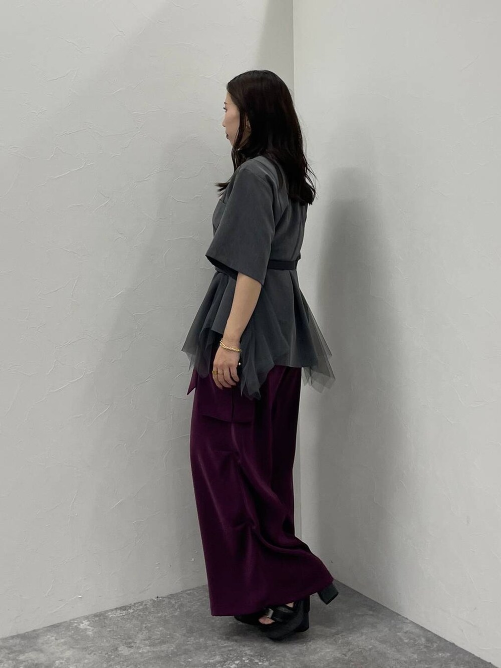 ピンク系のカーゴパンツ、グレー系のシャツ/ブラウス、グレー系のサンダルを着用したレディースの春コーディネートの2枚目の写真