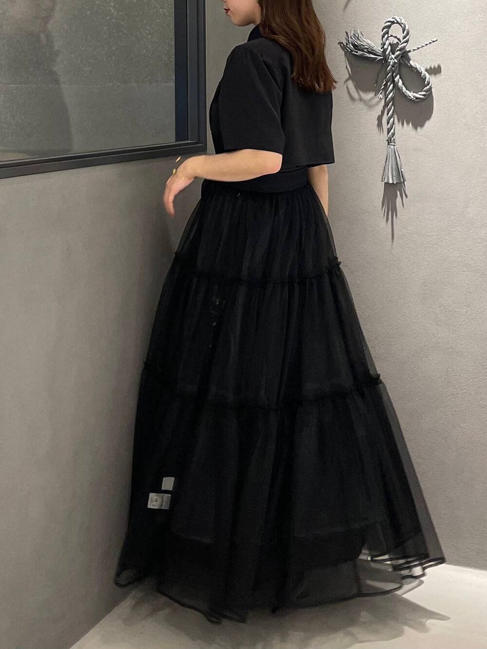 ブラック系のサンダル、ブラック系のワンピース、ブラック系のベルトを着用したレディースの夏コーディネートの3枚目の写真