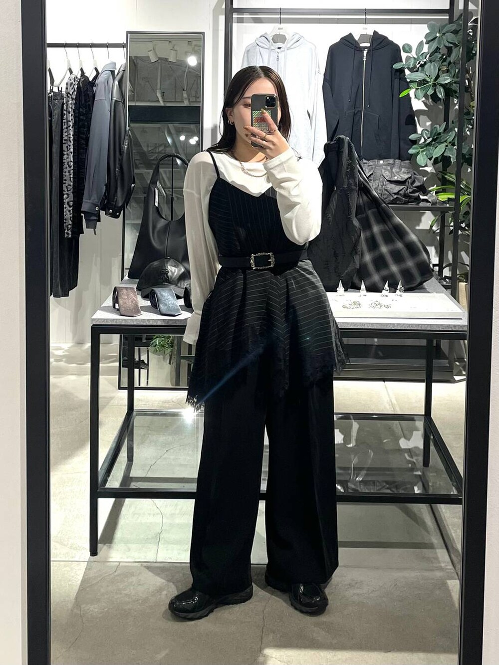 ブラック系のその他パンツ、ブラック系のキャミソール、ブラック系のベルトを着用したレディースの春コーディネートの2枚目の写真