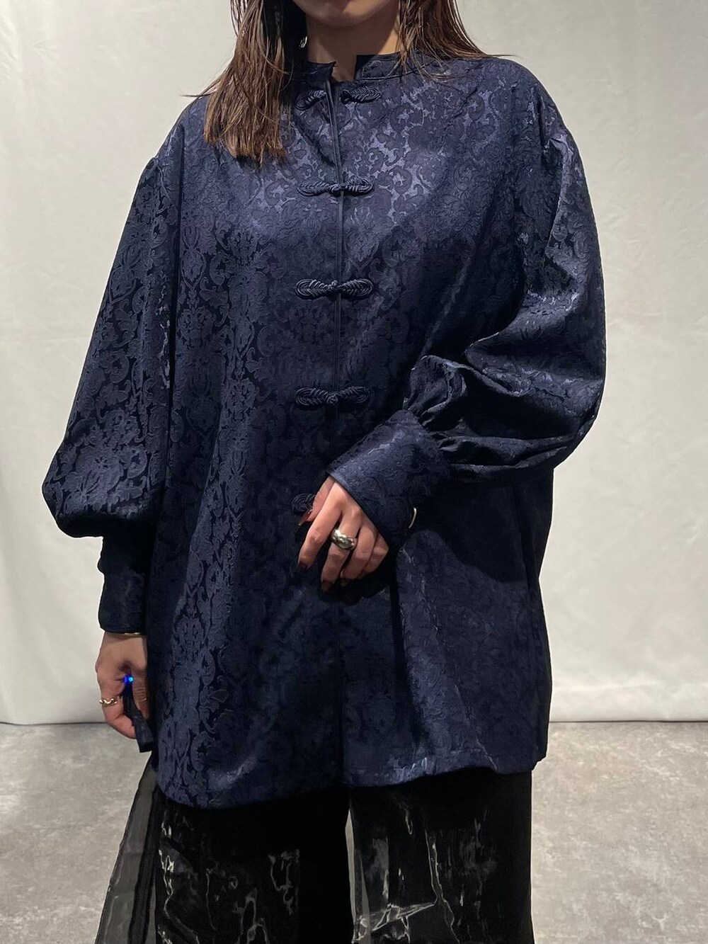 ブラック系のその他パンツ、ブラック系のサンダル、ブルー系のシャツ/ブラウスを着用したレディースの春コーディネートの4枚目の写真