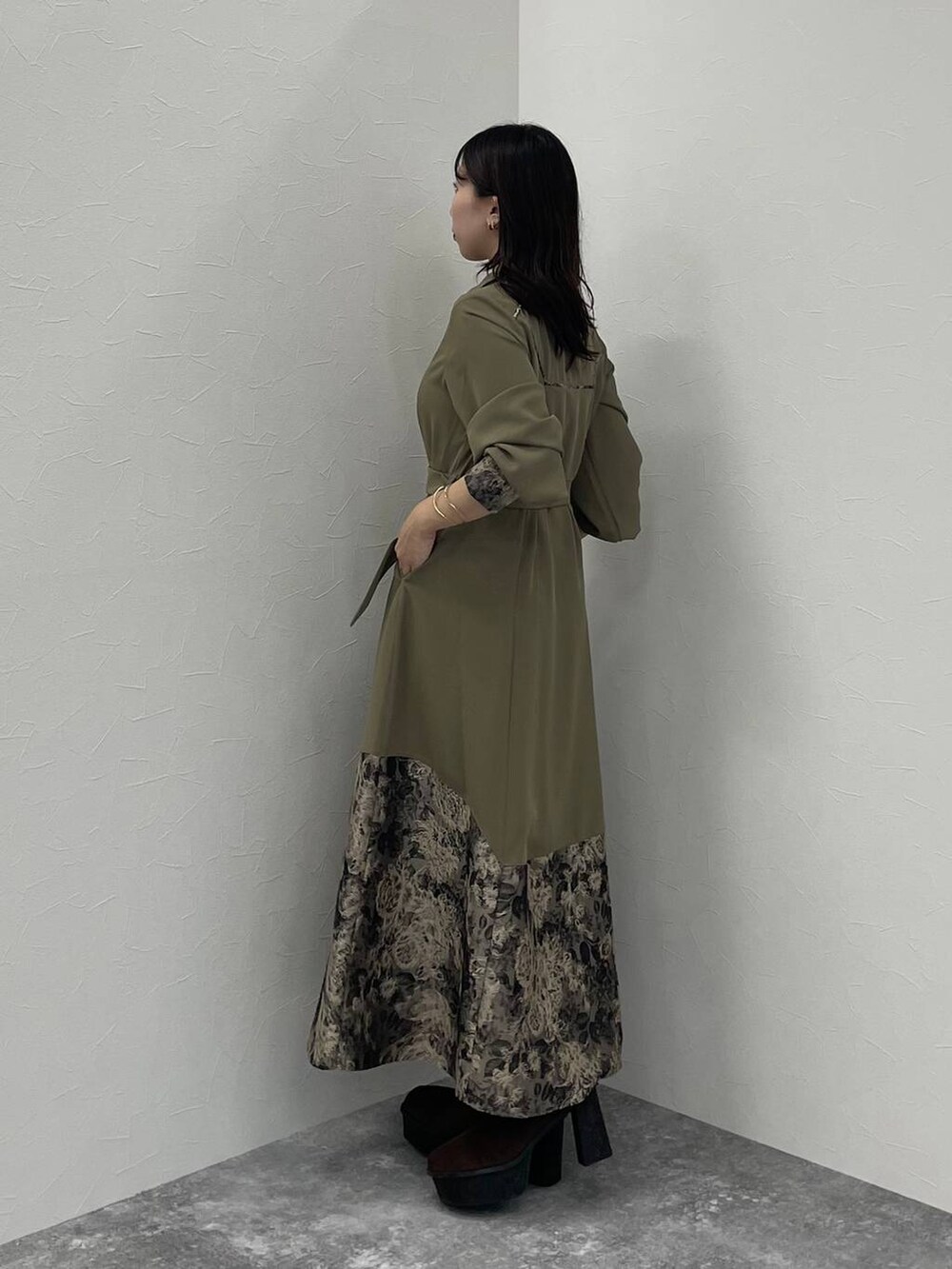 ブラウン系のブーツ、ベージュ系のワンピースを着用したレディースの夏コーディネートの2枚目の写真