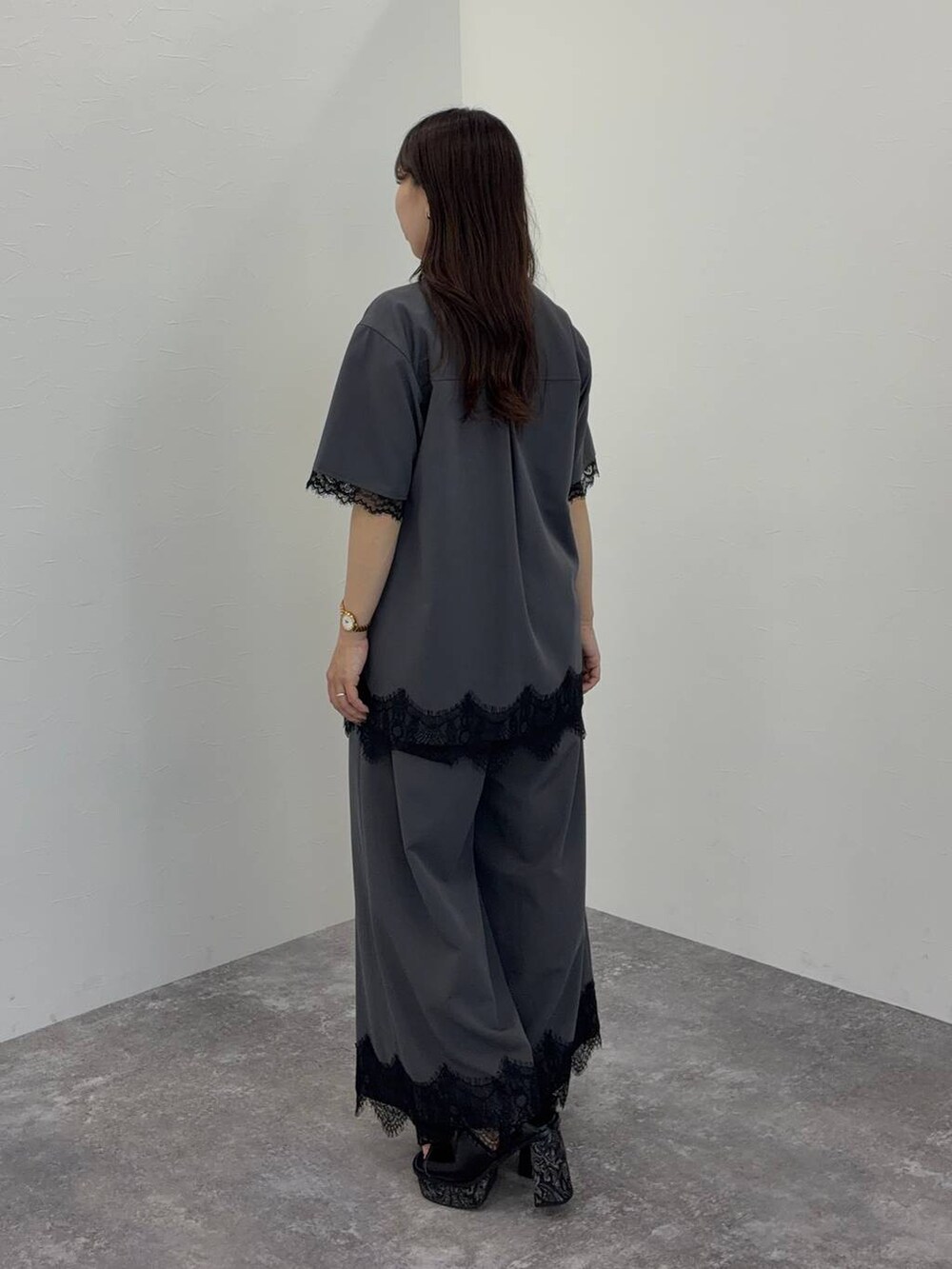 ブラック系のサンダル、グレー系のシャツ/ブラウス、グレー系のその他パンツを着用したレディースの春コーディネートの3枚目の写真