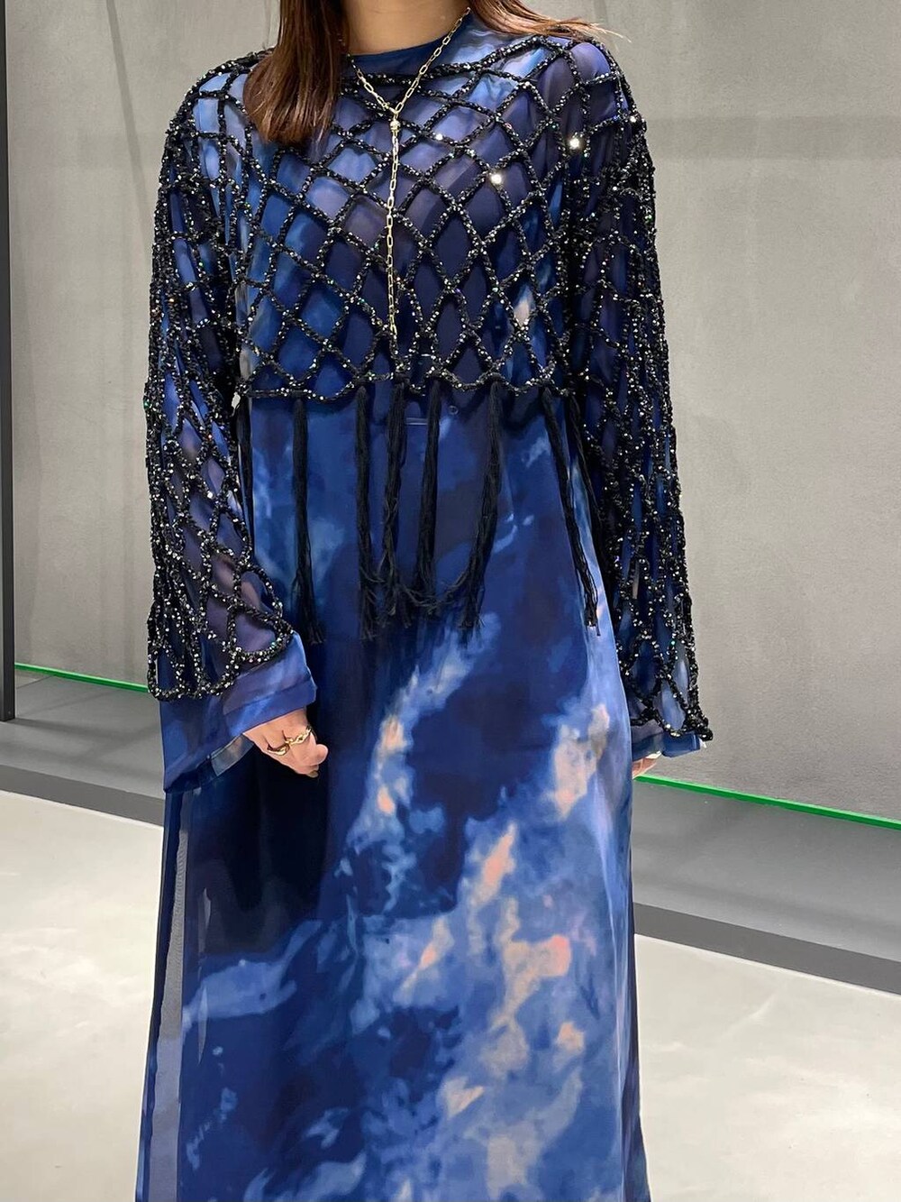 ブラック系のカーゴパンツ、ブラック系のサンダル、ブラック系のニット/セーターを着用したレディースの春コーディネートの4枚目の写真