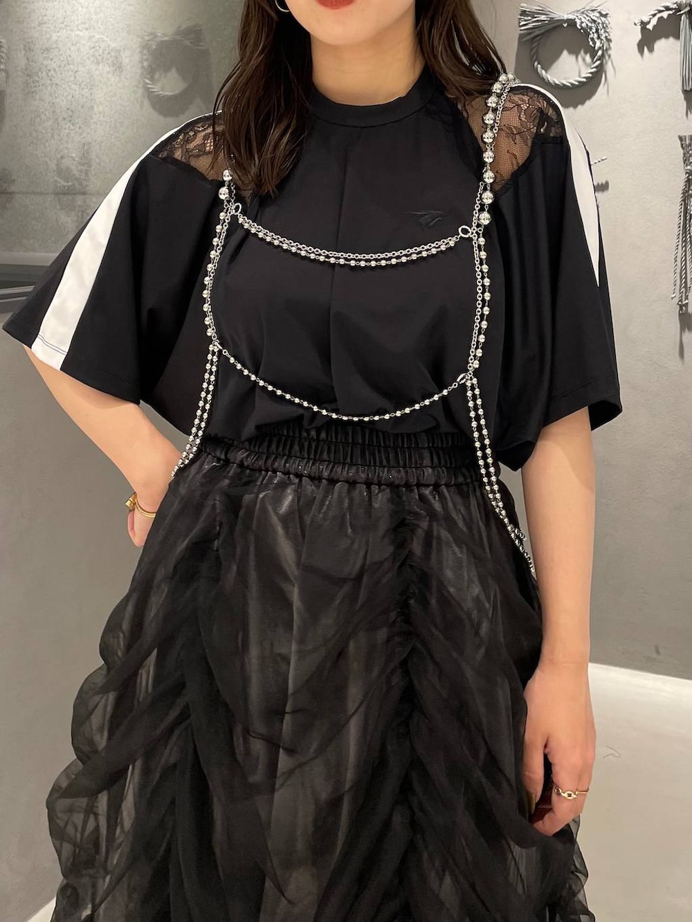 ブラック系のサンダル、シルバー系のサスペンダーを着用したレディースの夏コーディネートの3枚目の写真