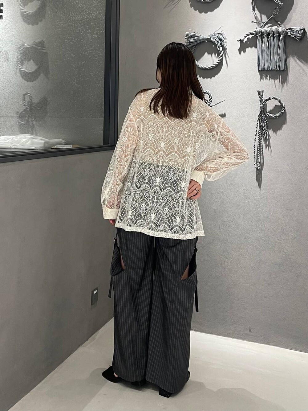 ホワイト系のブルゾン、ブラック系のサンダル、グレー系のその他パンツを着用したレディースの春コーディネートの3枚目の写真