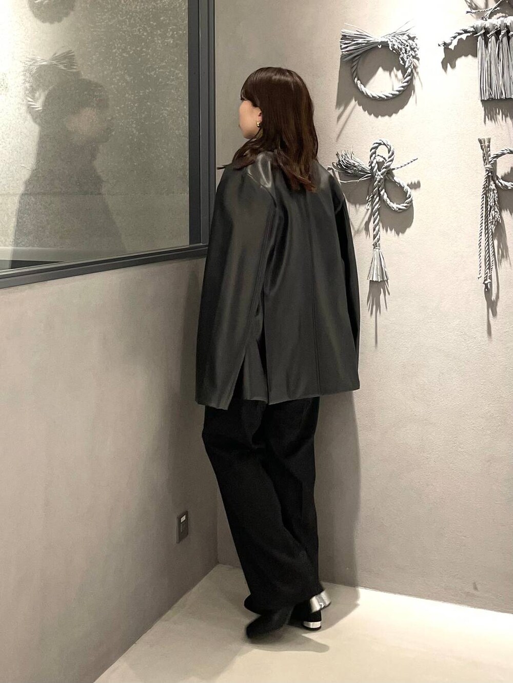 ブラック系のブーツ、ブラック系のテーラードジャケット、ブラック系のその他パンツを着用したレディースの秋コーディネートの2枚目の写真