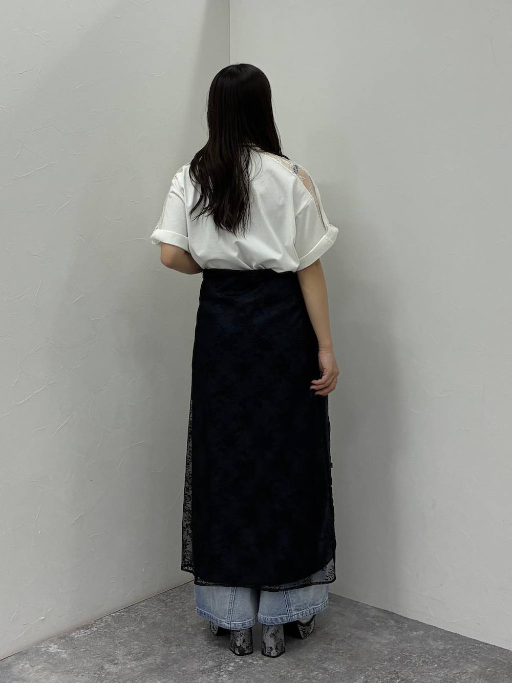 シルバー系のサンダル、ホワイト系のTシャツ/カットソー、ブルー系のデニムパンツを着用したレディースの春コーディネートの3枚目の写真