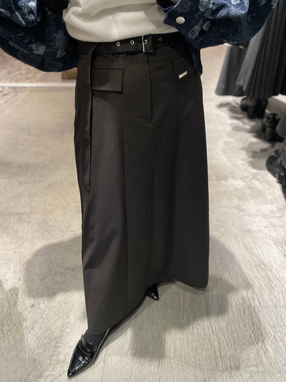 ブラウン系のスカート、ブルー系のデニムジャケットを着用したレディースの冬コーディネートの3枚目の写真