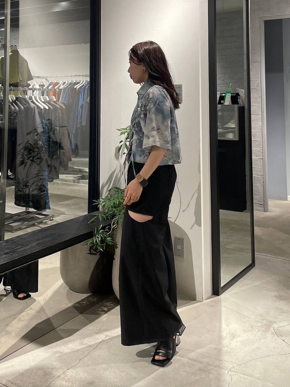 ブラック系のサンダル、ブラック系のその他パンツ、グレー系のシャツ/ブラウスを着用したレディースの春コーディネートの2枚目の写真