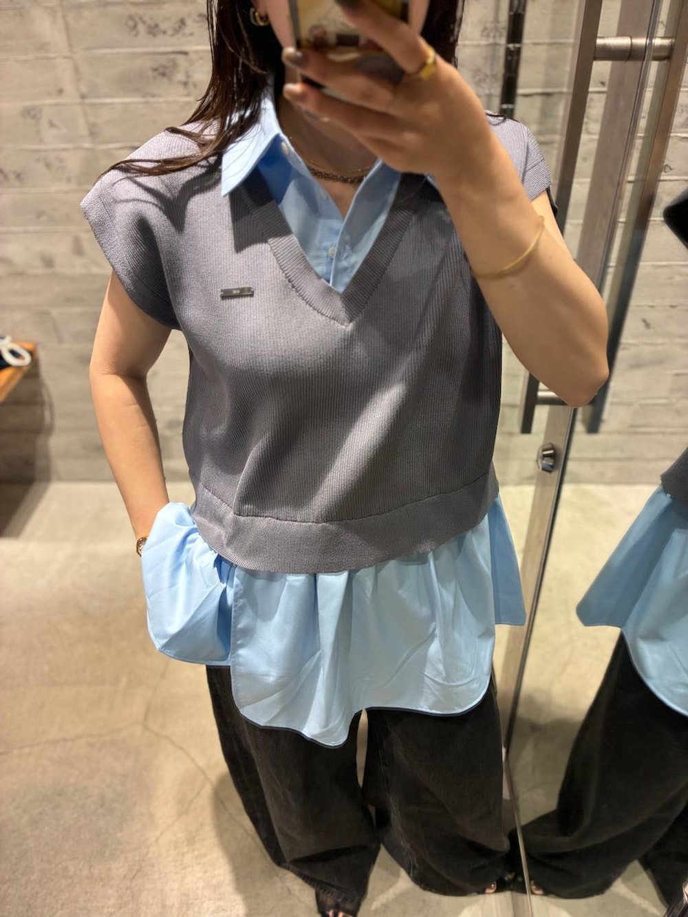 ブルー系のポロシャツを着用したレディースの夏コーディネートの4枚目の写真