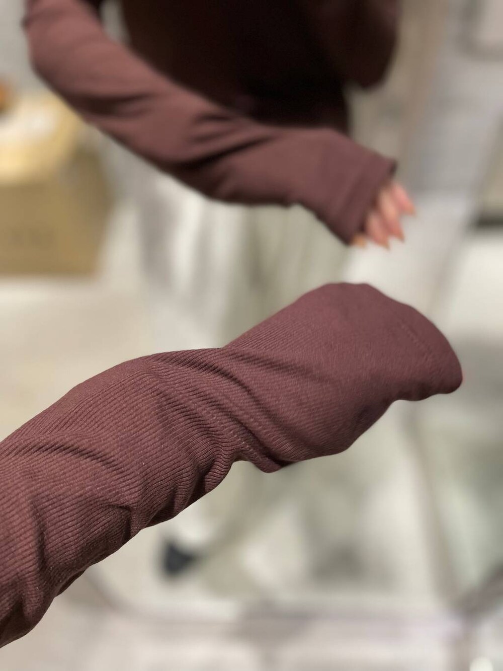 ブラウン系のTシャツ/カットソーを着用したレディースの秋コーディネートの3枚目の写真