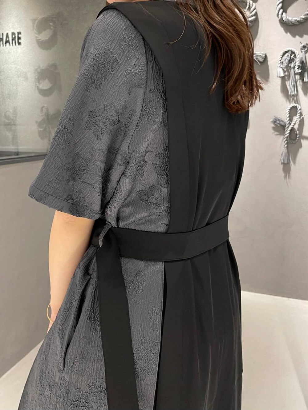 ブラック系のサンダル、グレー系のワンピース、ブラック系のその他パンツを着用したレディースの春コーディネートの5枚目の写真