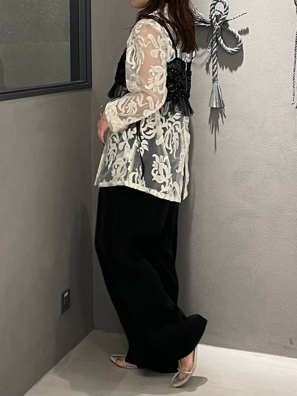 ブラック系のその他パンツ、ホワイト系のテーラードジャケット、ブラック系のチューブトップを着用したレディースの夏コーディネートの3枚目の写真