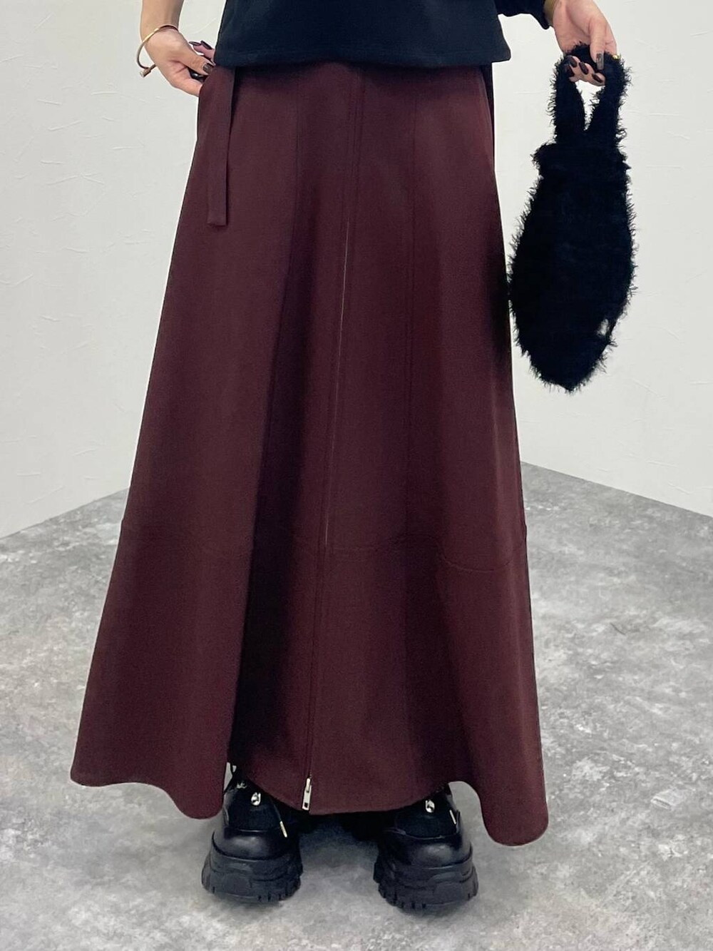 ブラック系のスニーカー、ブラック系のショルダーバッグ、ブラック系のスウェットを着用したレディースの秋コーディネートの6枚目の写真