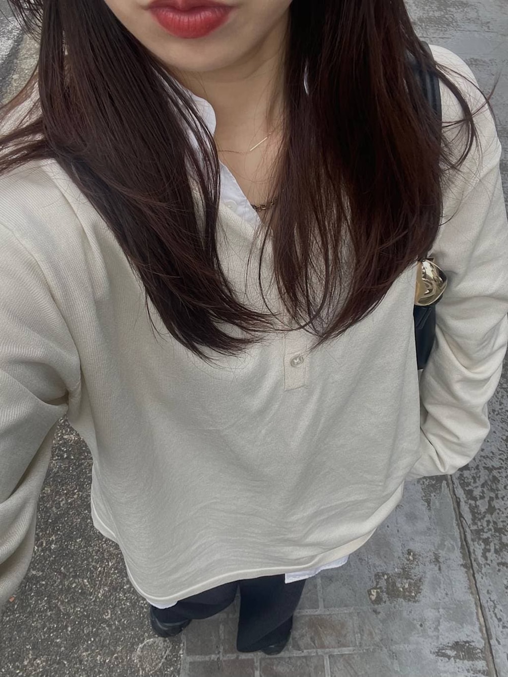 ブラック系のスラックスを着用したレディースの春コーディネートの4枚目の写真