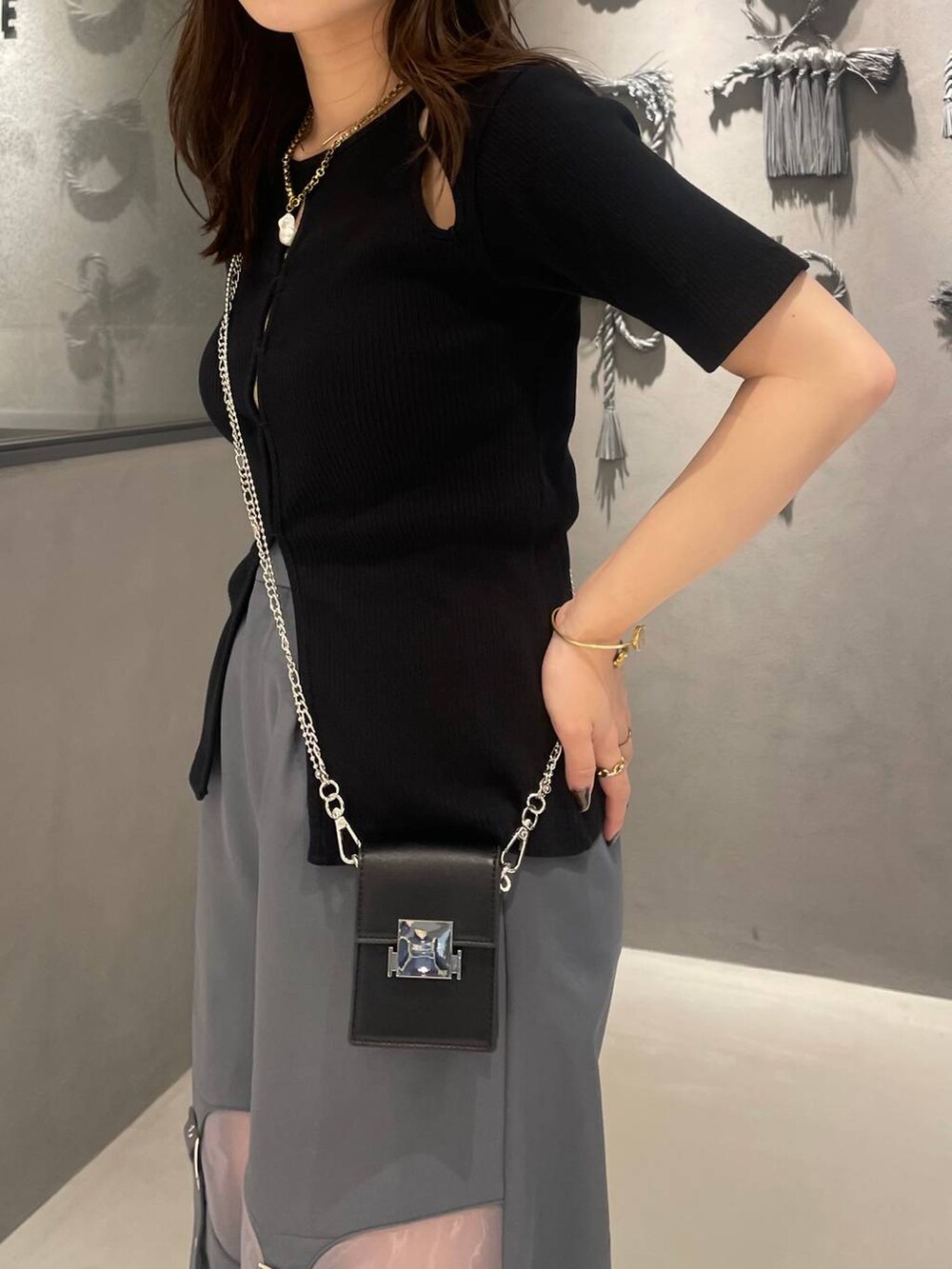 ホワイト系のサンダル、グレー系のその他パンツ、ブラック系のTシャツ/カットソーを着用したレディースの春コーディネートの4枚目の写真