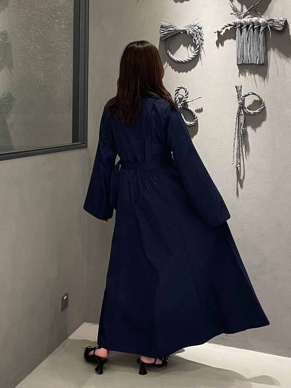 ブラック系のパンプス、ブルー系のワンピースを着用したレディースの夏コーディネートの2枚目の写真