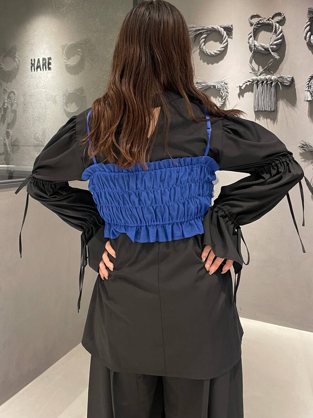 ブラック系のその他パンツ、ブラック系のブーツ、ブラック系のシャツ/ブラウスを着用したレディースの秋コーディネートの5枚目の写真