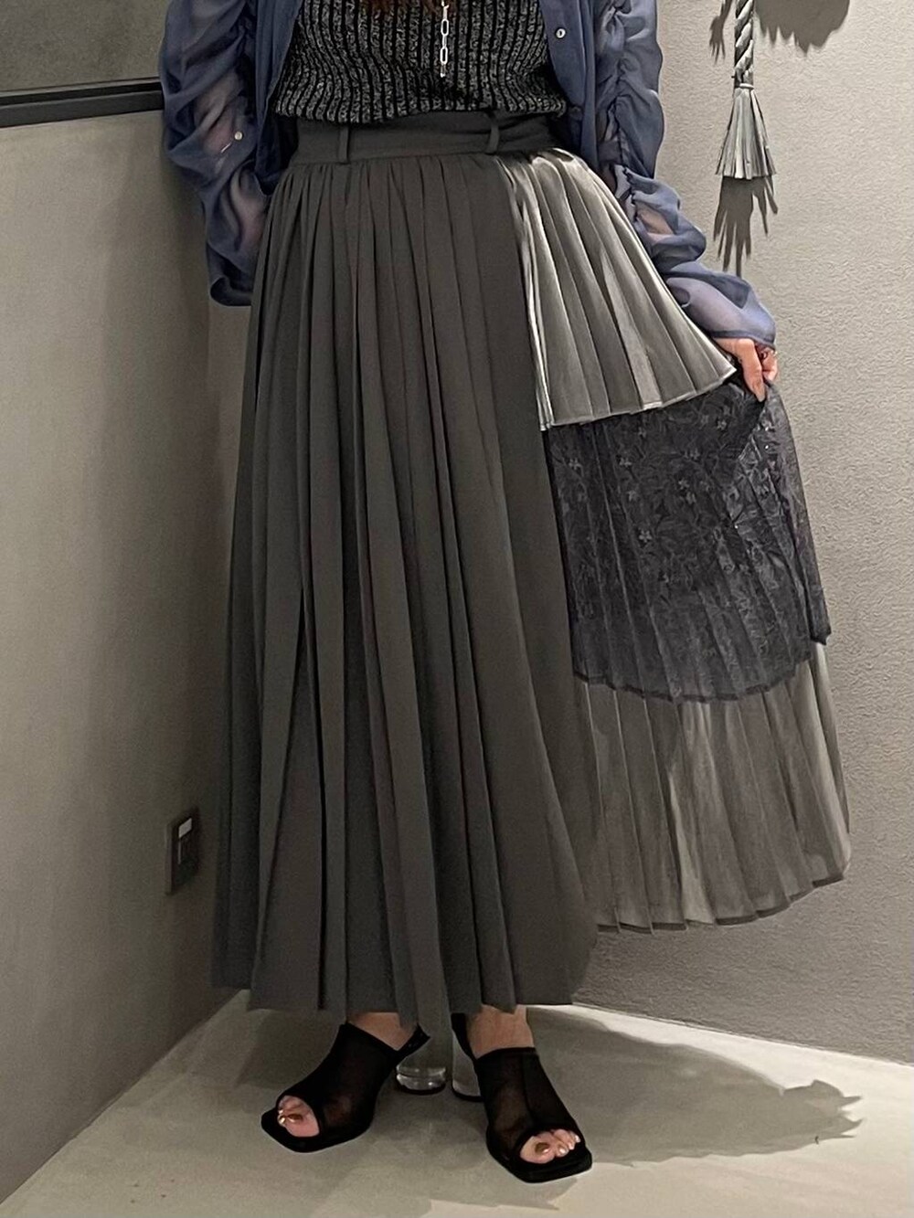 ブラック系のサンダル、ブラック系のタンクトップ、グレー系のスカートを着用したレディースの春コーディネートの5枚目の写真