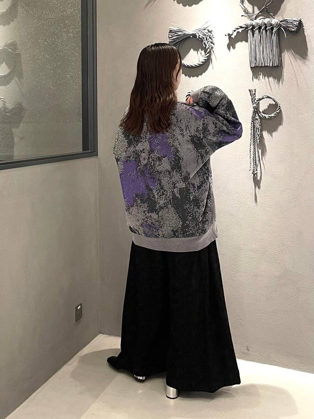 パープル系のカーディガン/ボレロ、ブラック系のブーツ、ブラック系のその他パンツを着用したレディースの秋コーディネートの2枚目の写真