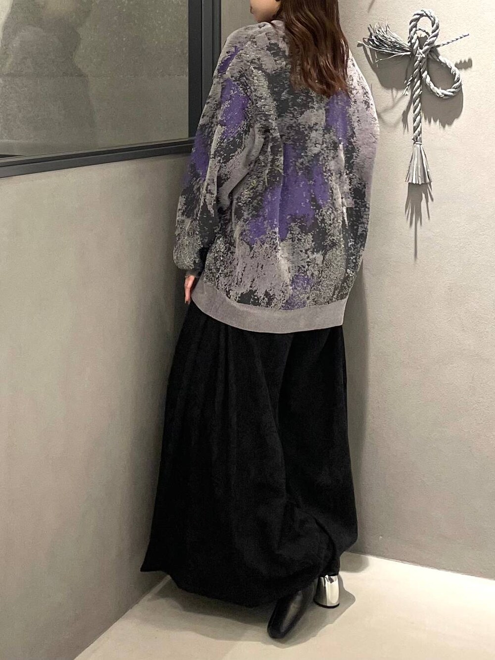 パープル系のカーディガン/ボレロ、ブラック系のブーツ、ブラック系のその他パンツを着用したレディースの秋コーディネートの3枚目の写真